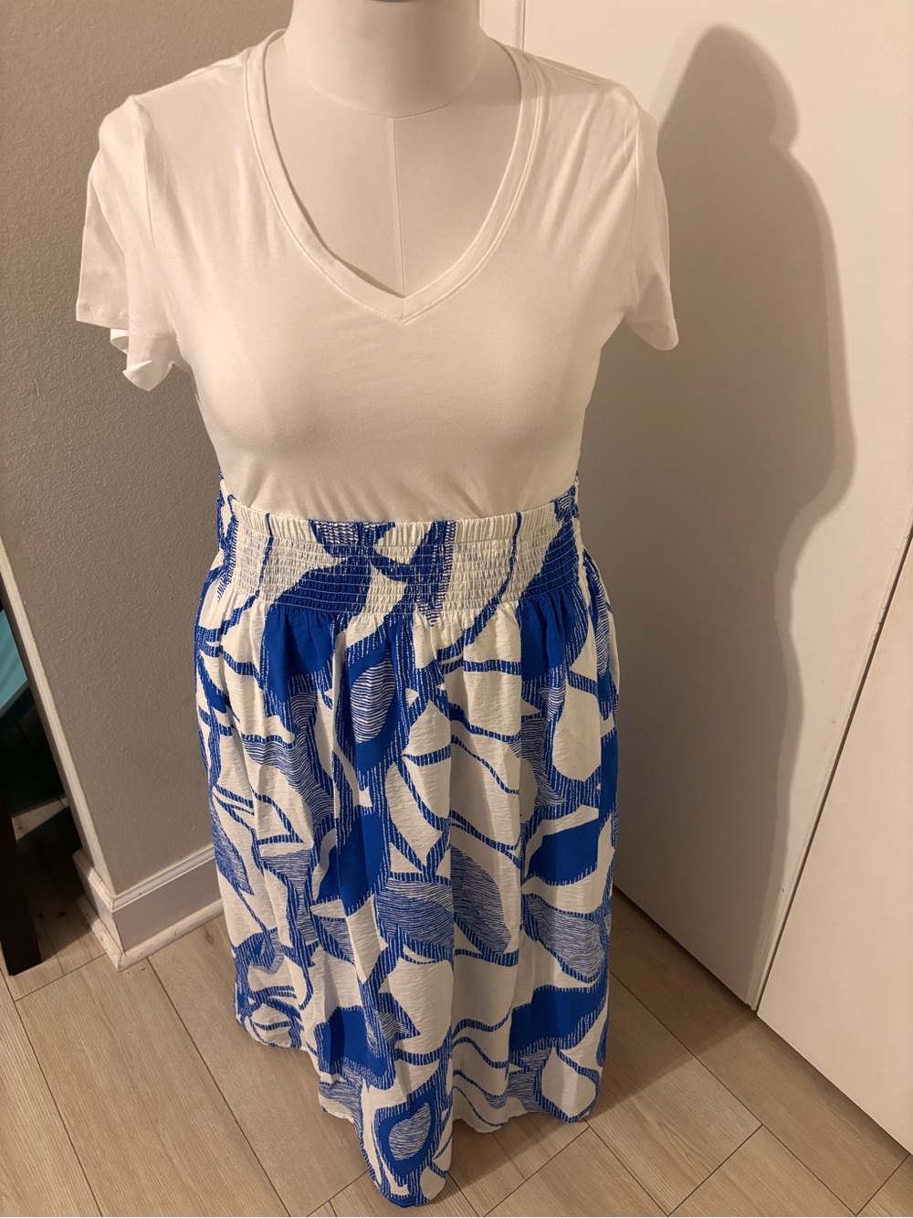 NINE WEST / White tank top White and Blue Printed Smocked Waist Midi Skirt